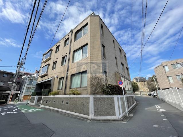 Refurbished 3 bedooms apartment in Minami Azabu for rent