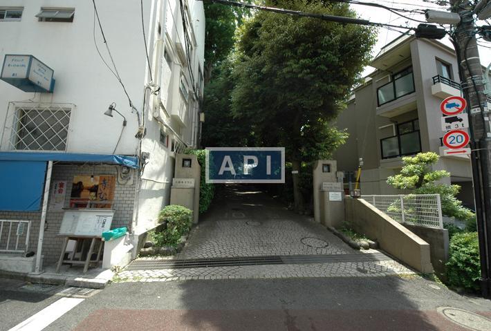 Site Entrance | MOTO-AZABU TERRACE APARTMENT Exterior photo 11