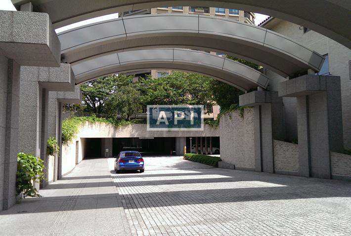 Car Parking | MOTO-AZABU HILLS FOREST TERRACE EAST Exterior photo 09