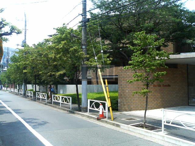 Road in front of building | CORTILE KOMABA Exterior photo 05