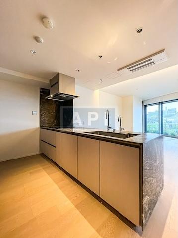  | PROUD JINGUMAE Interior photo 04