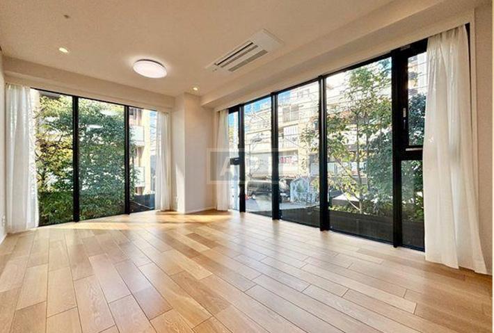  |  Interior photo 03