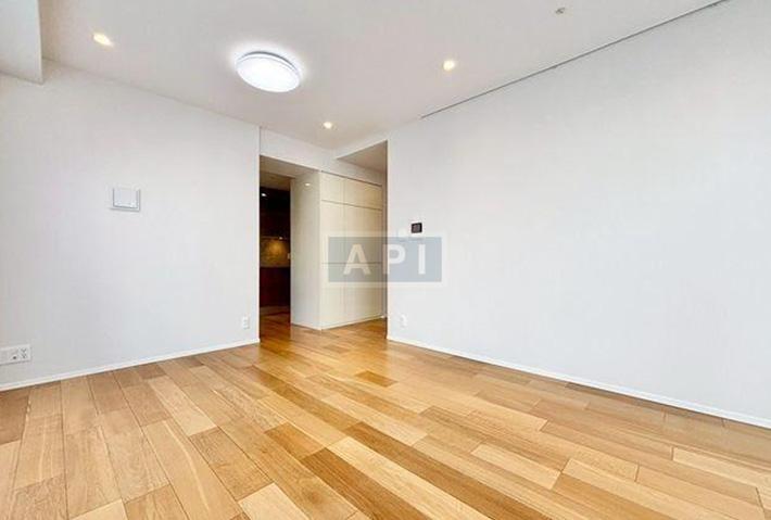  |  Interior photo 02