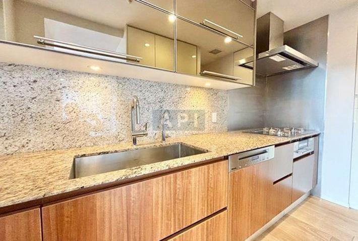  |  Interior photo 04