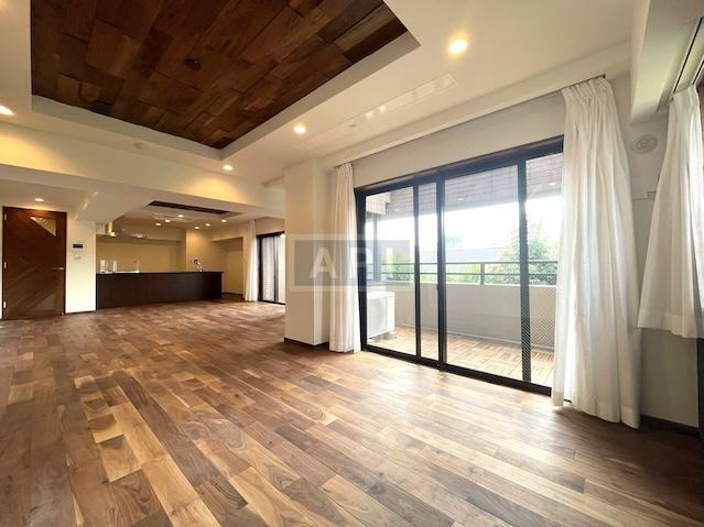  |  Interior photo 02