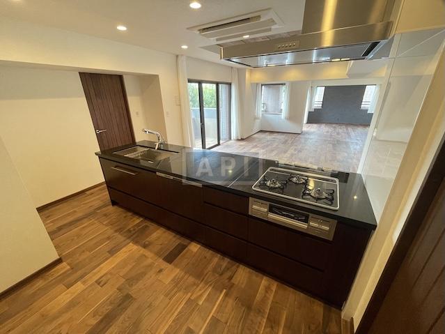  |  Interior photo 04