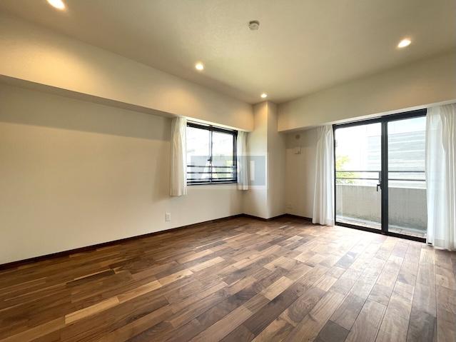  |  Interior photo 13