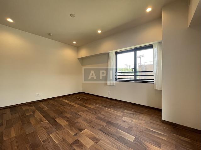  |  Interior photo 06