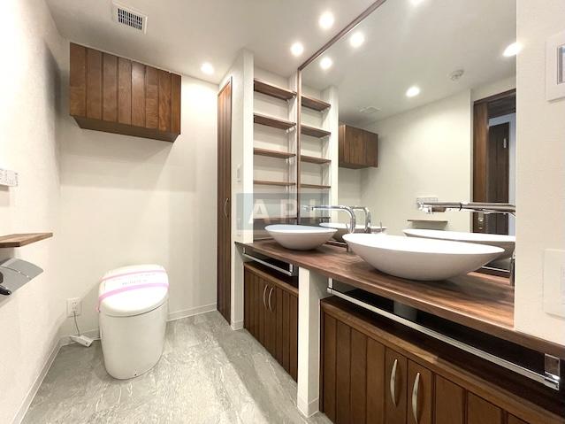  |  Interior photo 10