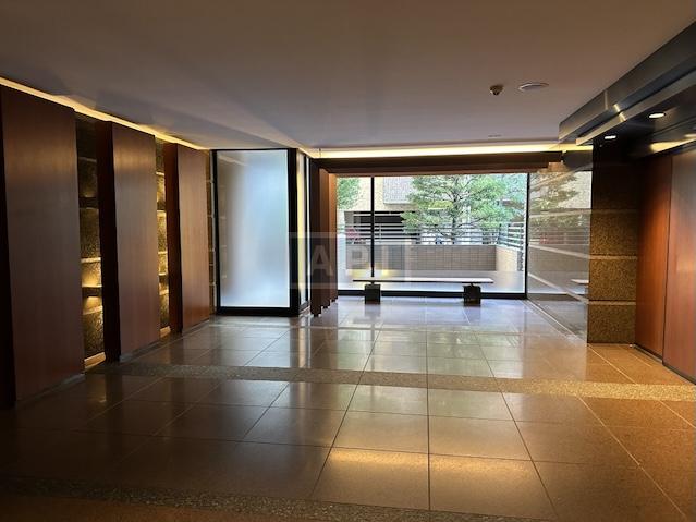  |  Exterior photo 05