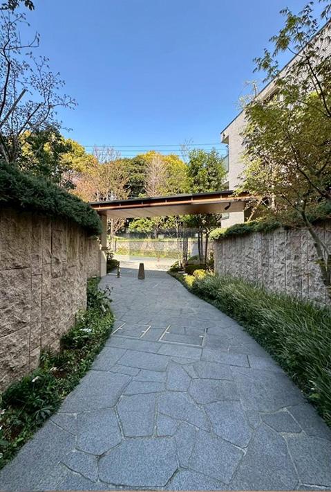  |  Exterior photo 05