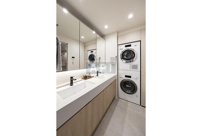  |  Interior photo 10