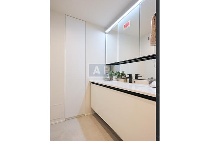  |  Interior photo 10
