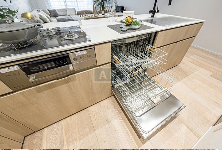  |  Interior photo 04