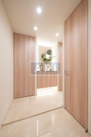  |  Interior photo 10