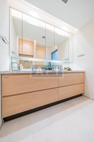  |  Interior photo 07