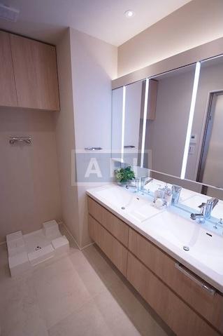  |  Interior photo 03
