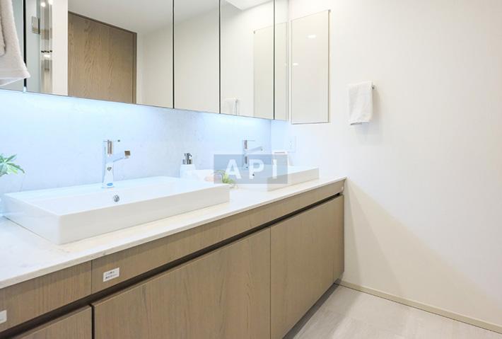  |  Interior photo 10