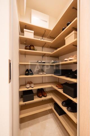  |  Interior photo 09