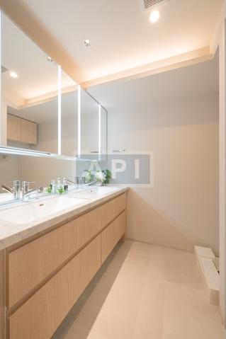  |  Interior photo 07