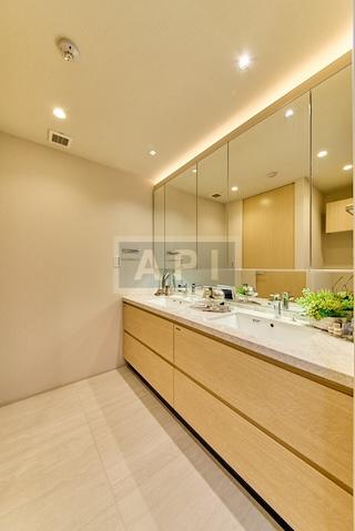  |  Interior photo 10