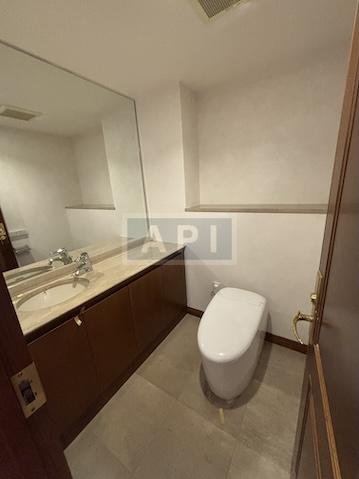  |  Interior photo 10
