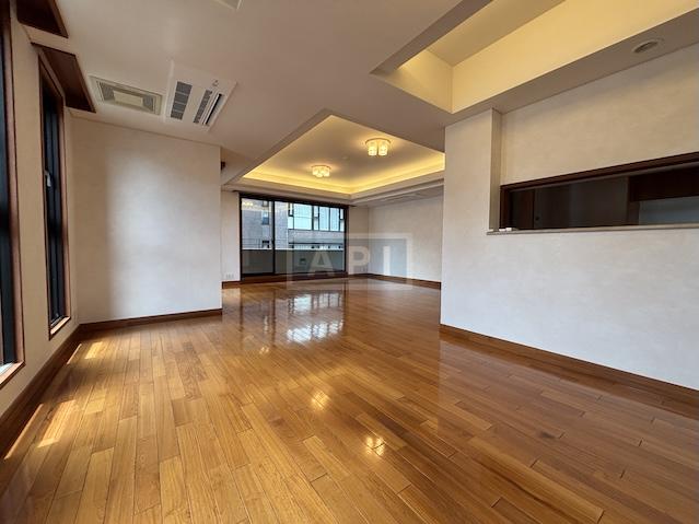  |  Interior photo 02