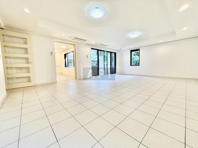  |  Interior photo 02
