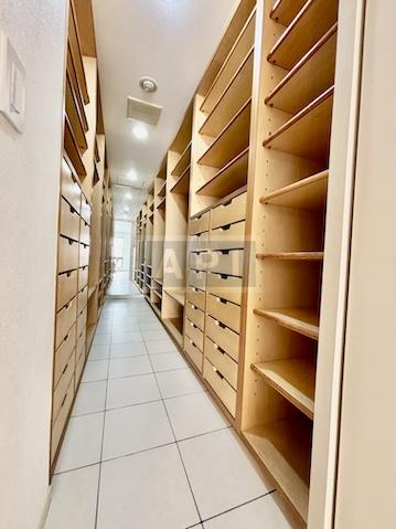  |  Interior photo 16