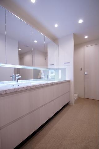  |  Interior photo 08