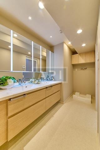  |  Interior photo 06