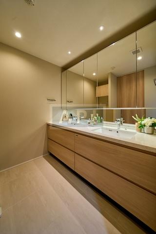  |  Interior photo 07