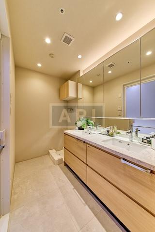  |  Interior photo 07