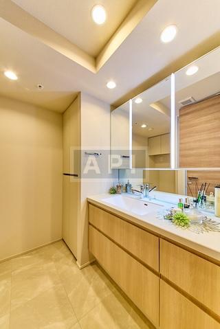  |  Interior photo 06