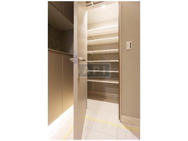  |  Interior photo 12