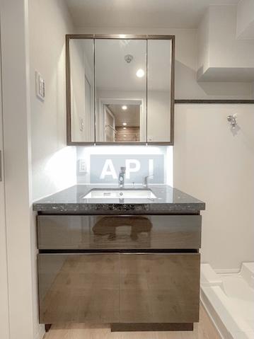  |  Interior photo 05