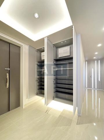  |  Interior photo 16