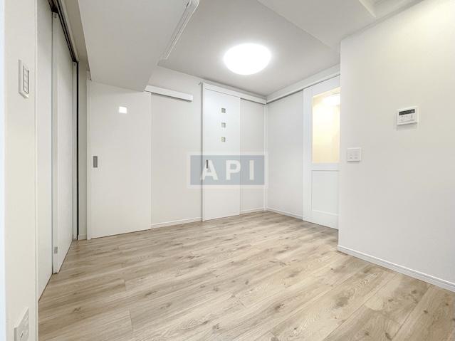  |  Interior photo 04