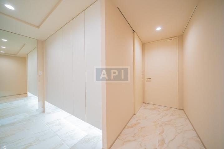  |  Interior photo 14