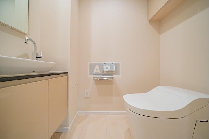  |  Interior photo 16