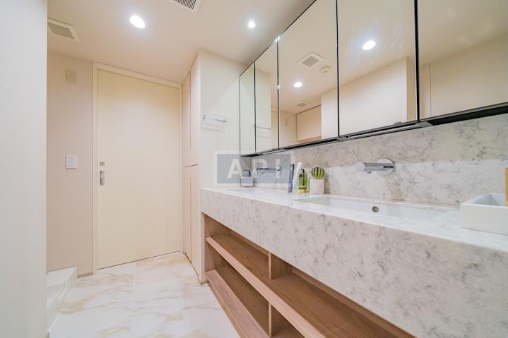  |  Interior photo 08