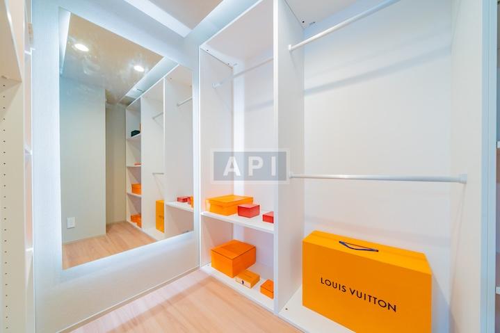  |  Interior photo 12