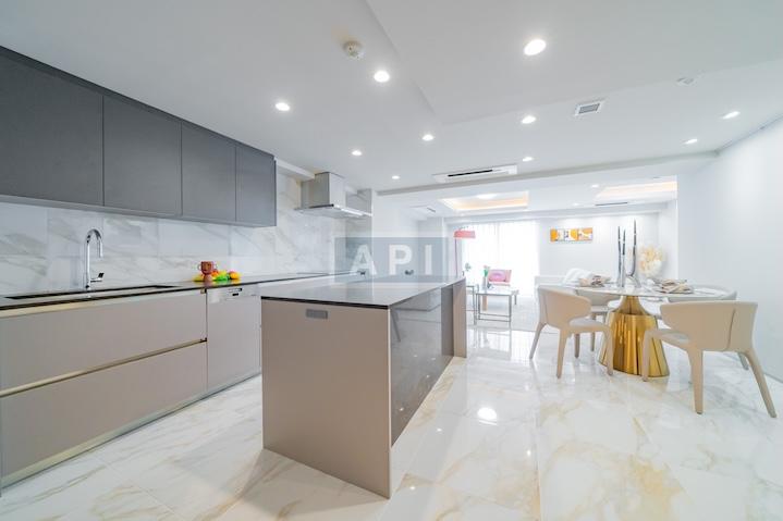  |  Interior photo 04