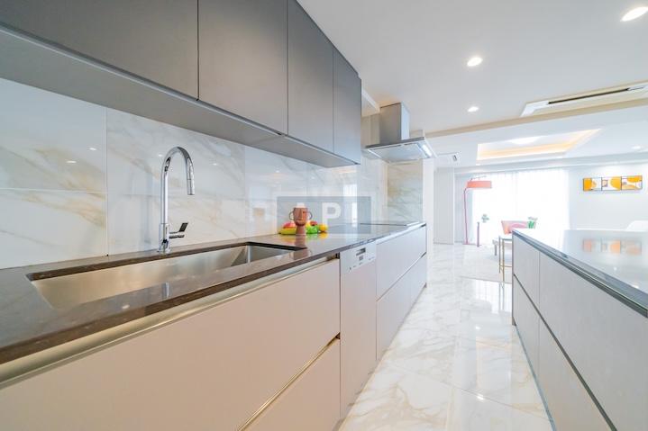  |  Interior photo 06