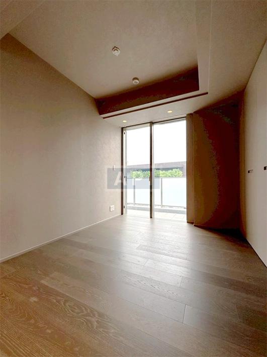  |  Interior photo 04