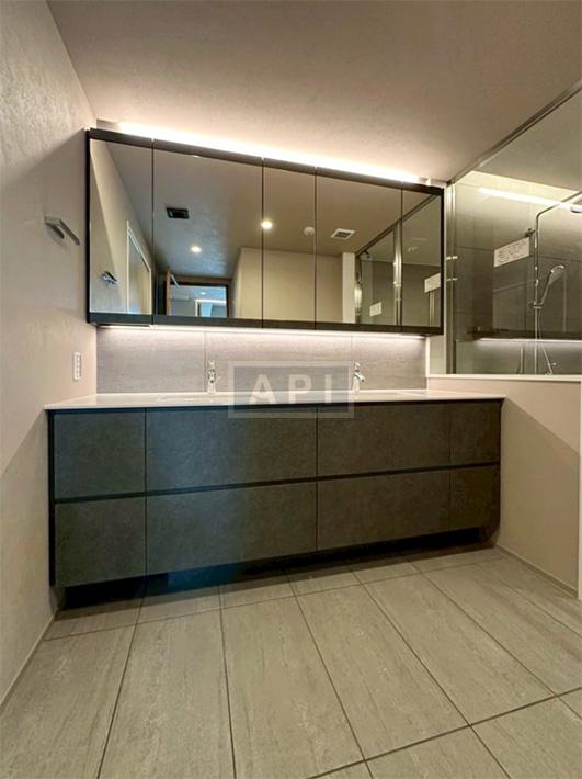  |  Interior photo 05