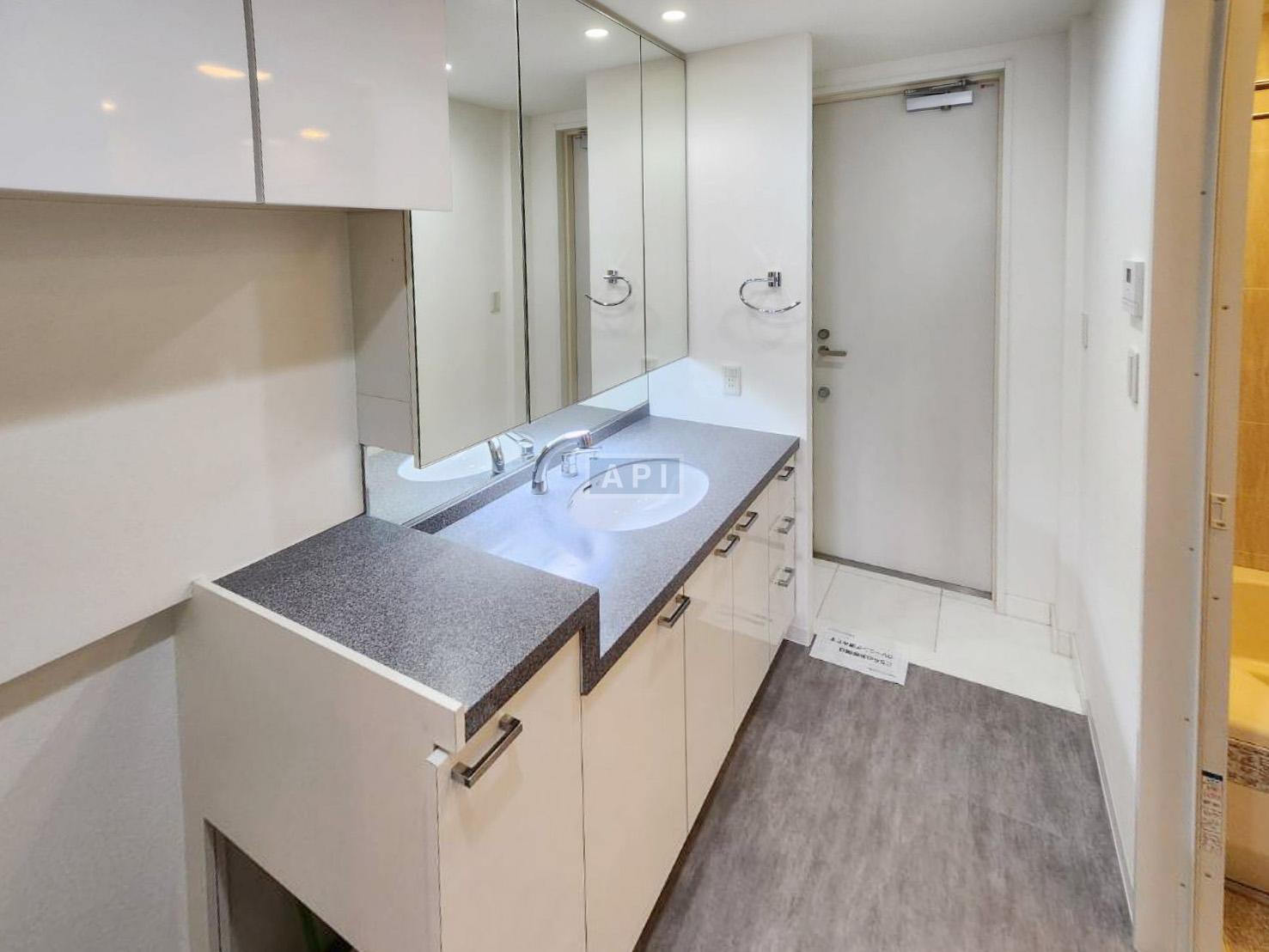  |  Interior photo 10