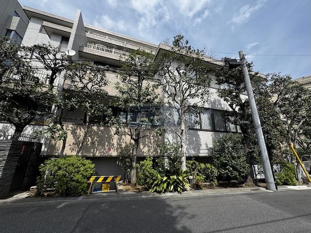  |  Exterior photo 04