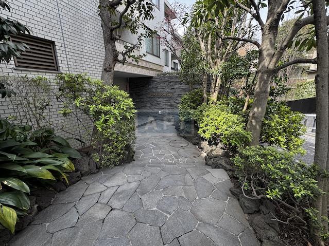  |  Exterior photo 05