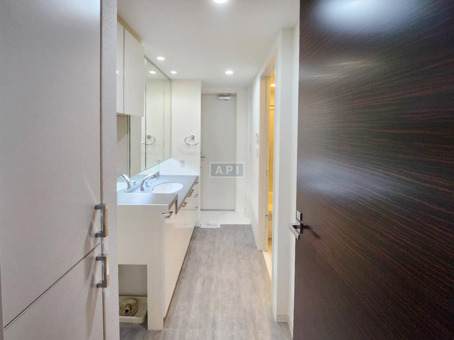  |  Interior photo 12